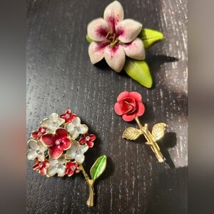 Vintage  Floral Brooch Set